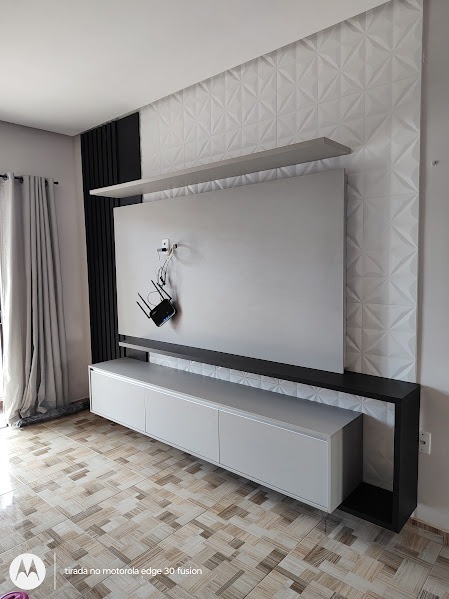 Painel de TV preto e branco moderno