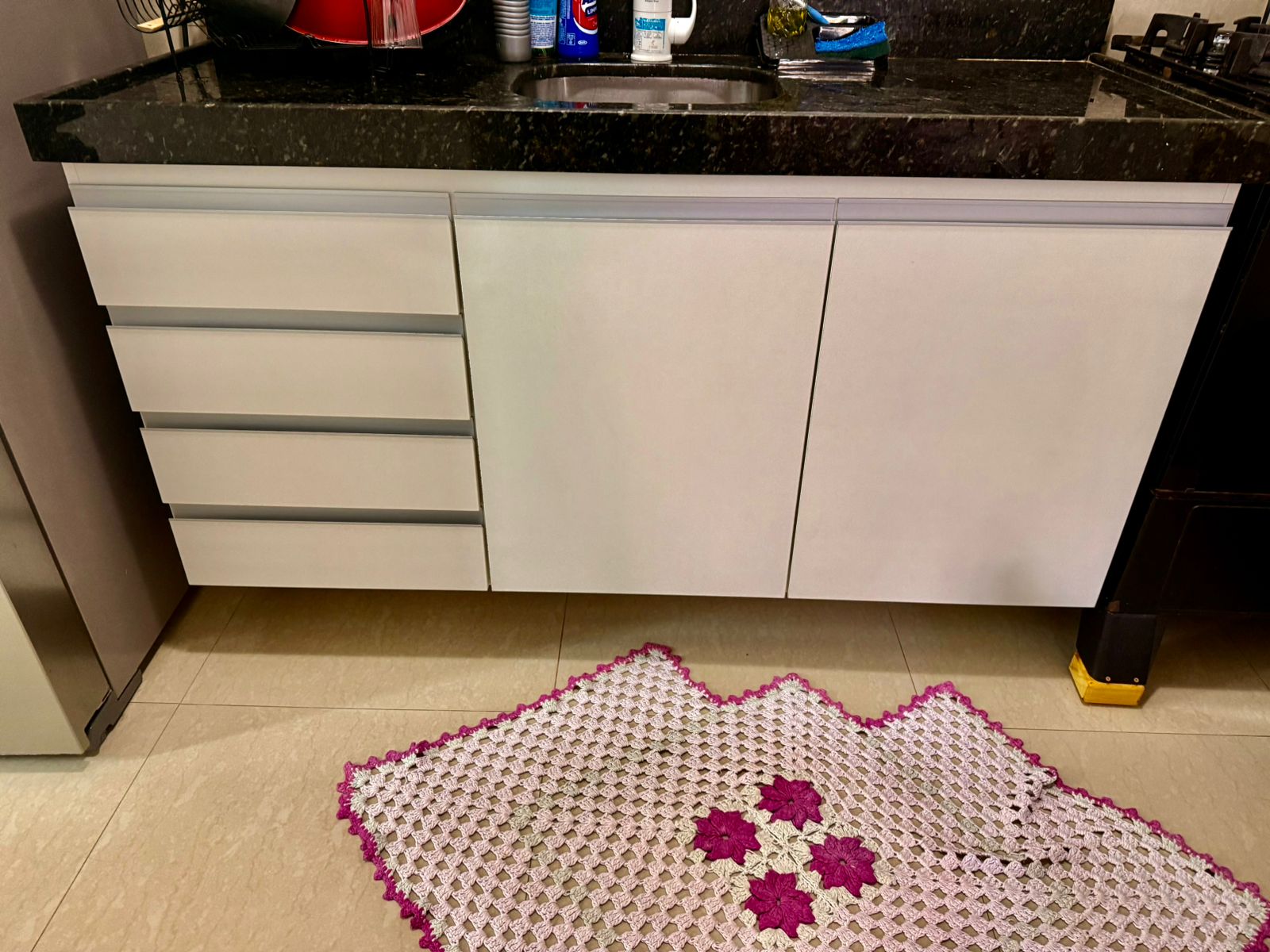 Balcão de cozinha planejado com gavetas