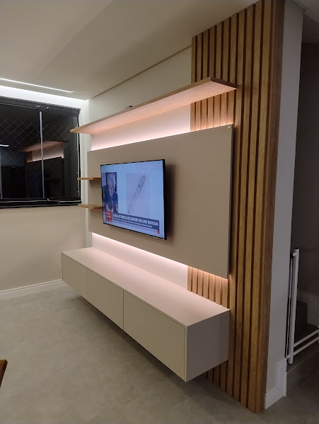 Painel de TV planejado com ripado de madeira