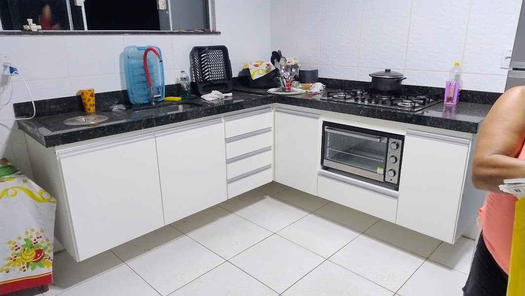 Cozinha planejada em L com bancada